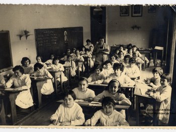 La maestra Hildelisa Arrizabalaga con sus alumnas. Foto: Archivo Municipal de Eibar.
