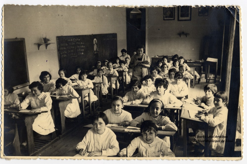 El 14 de abril, en el Coliseo, “República y mujer: política, legislación y educación” a las 19:00. La maestra Hildelisa Arrizabalaga con sus alumnas. Foto: Archivo Municipal de Eibar.