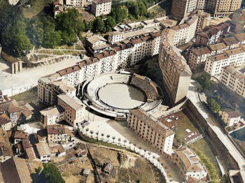 Vista aérea de la plaza de toros y el cuartel. Foto: Archivo Municipal.