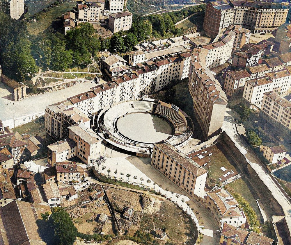 El 19 de enero se colocarán 10 fotografías grandes coloreadas en la zona de Ipurua Vista aérea de la plaza de toros y el cuartel. Foto: Archivo Municipal.