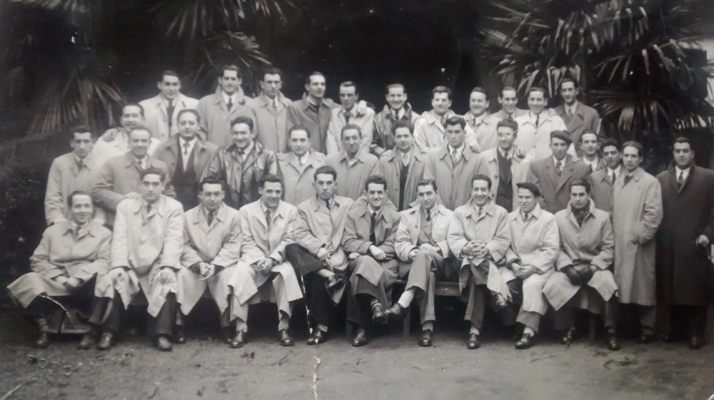 El 1º de Mayo de Eibar: día de claveles rojos en solapas y vestidos, canciones reivindicativas, manifestaciones y celebraciones. Trabajadores al lado de la Escuela de Armería el Primero de mayo (1965?). Foto: colección particular.