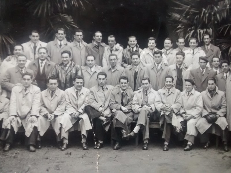 Trabajadores al lado de la Escuela de Armería el Primero de mayo (1965?). Foto: colección particular.