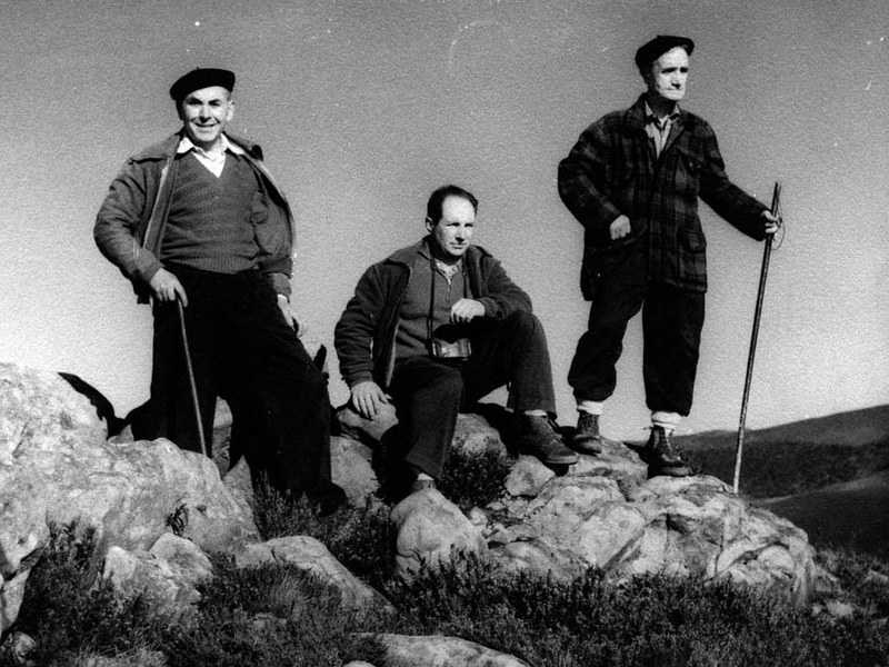 El acto celebrado con motivo del centenario del nacimiento de Juan San Martín (1922-2022) en la red Juan San Martin, Jose Luis Laskurain “Ondarru” e Indalezio Ojanguren.
