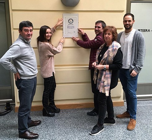 El alcalde ha colocado en el patio del Ayuntamiento el certificado oficial que acredita a Eibar como poseedor del récord Guinness