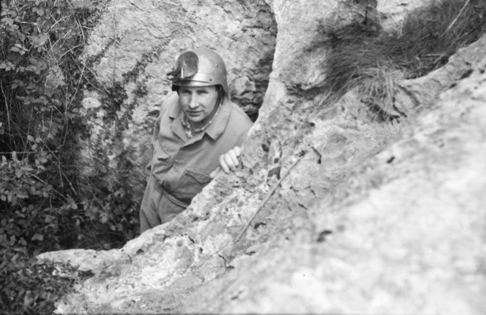 El ámbito de investigación de la edición XVI de la Beca Juan San Martin es el montañismo y la naturaleza, un binomio indisoluble en la vida del investigador eibarrés Juan San Martin en la entrada de la cueva de Olatz, en Mutriku. Foto: GureGipuzkoa-Indalezio Ojanguren.