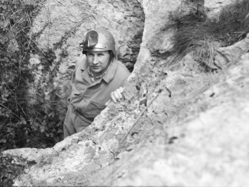 Juan San Martin en la entrada de la cueva de Olatz, en Mutriku. Foto: GureGipuzkoa-Indalezio Ojanguren.
