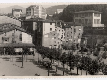 En la parte izquierda, la casa del Tupi. La primera sede del CDE estaba en el primer piso. Foto: Archivo Municipal de Eibar.