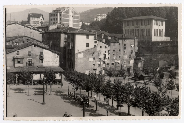 En la parte izquierda, la casa del Tupi. La primera sede del CDE estaba en el primer piso. Foto: Archivo Municipal de Eibar.