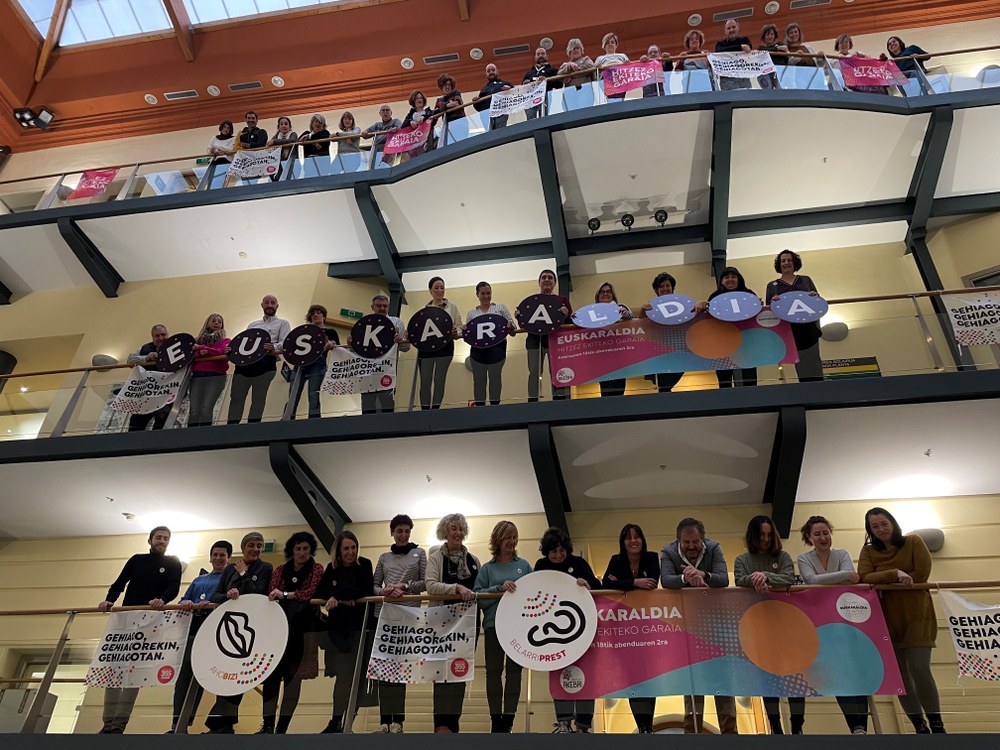 El Ayuntamiento de Eibar se suma al Euskaraldia en su tercera edición Representantes y trabajadores/as municipales en el inicio del Euskaraldia.