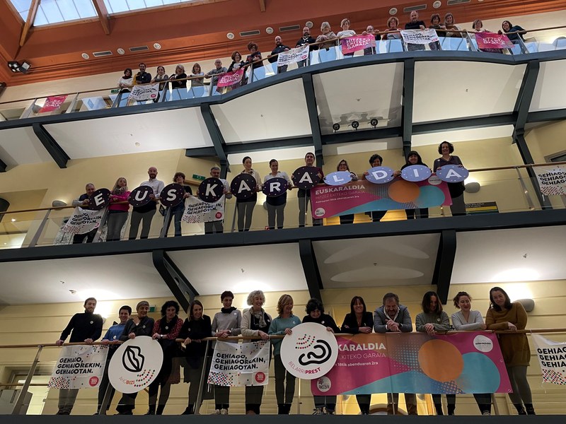 Representantes y trabajadores/as municipales en el inicio del Euskaraldia.