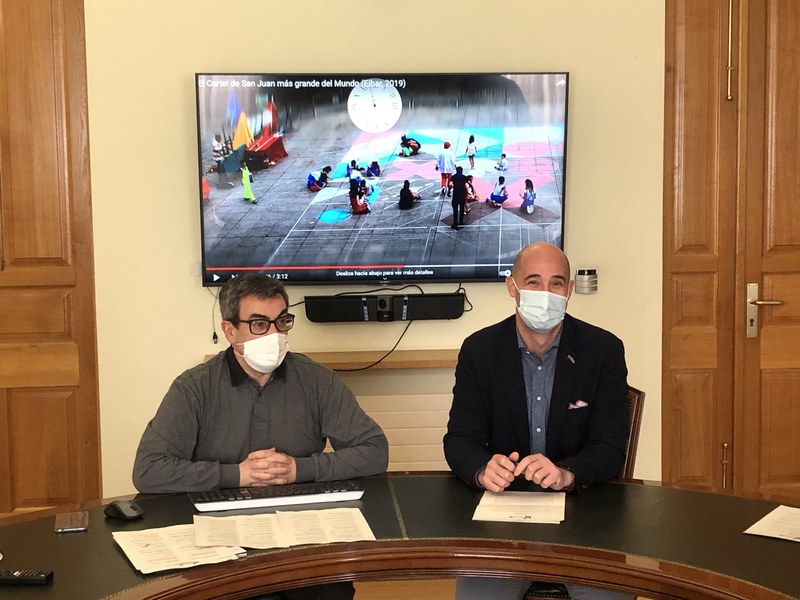 El alcalde Jon Iraola y el técnico de cultura, José Luis González.