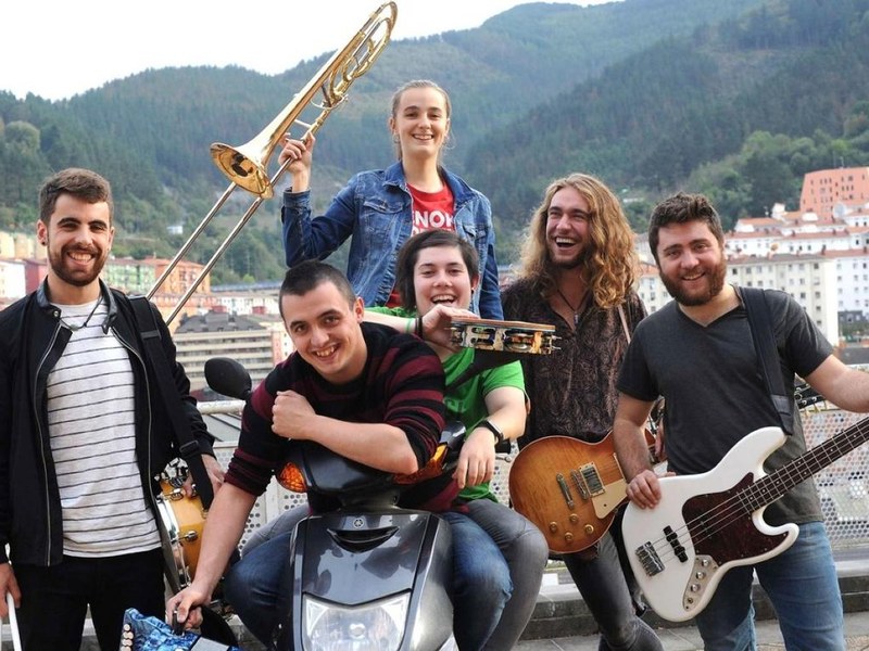 Fotografía del grupo Mugi Panderoa.