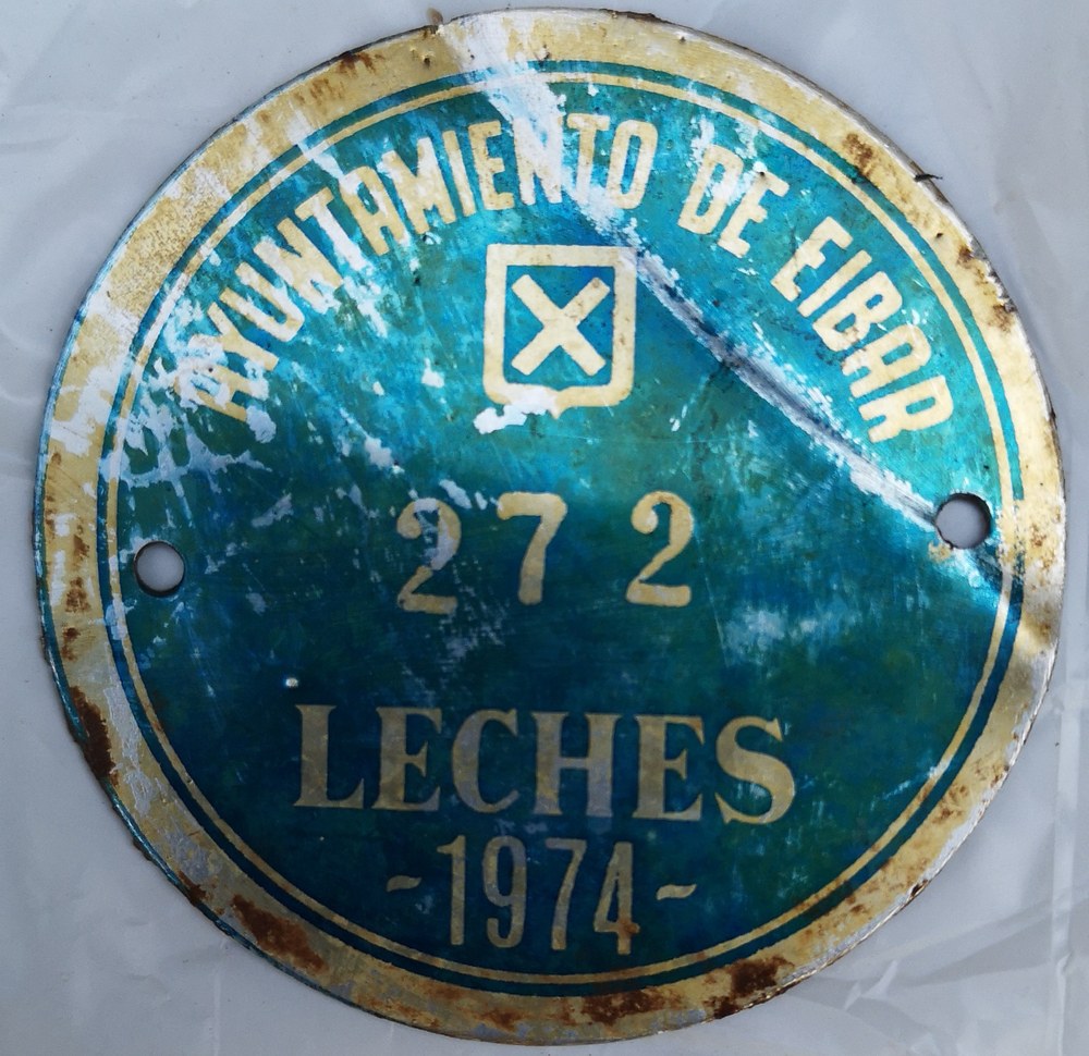 El Ayuntamiento realizaba un estricto control de la leche que vendían las baserritarras en las plazas de mercado de Eibar. Chapa de control de la venta de leche (1974)