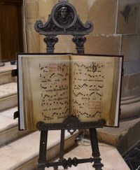 El día 12 de febrero, sábado, el musicólogo Jon Bagües ofrecerá una charla en la parroquia de San Andrés sobre el cantoral del siglo XVII expuesto en la misma