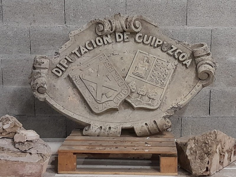 El escudo de la antigua escuela rural de Santakrutz será restaurado junto a una antigua placa del callejero municipal