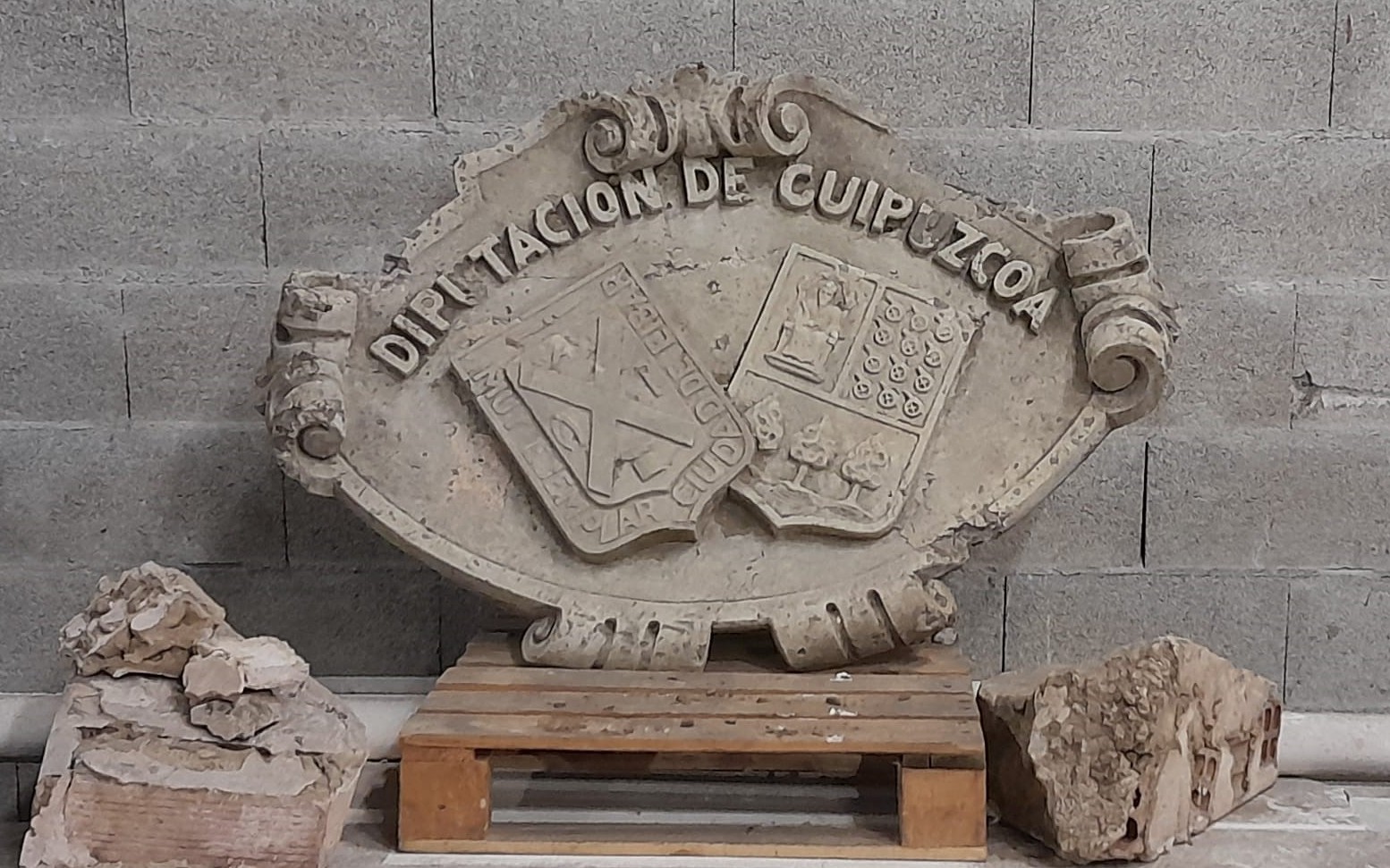 El escudo de la antigua escuela rural de Santakrutz será restaurado junto a una antigua placa del callejero municipal