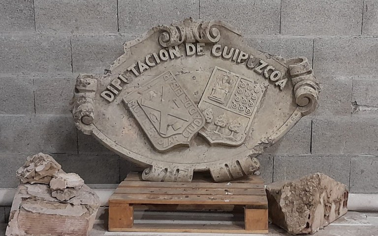 El escudo de la antigua escuela rural de Santakrutz será restaurado junto a una antigua placa del callejero municipal