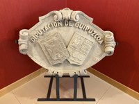 El escudo de la antigua escuela rural de Santakurutz y la antigua placa de Victor Sarasqueta han sido restaurados 