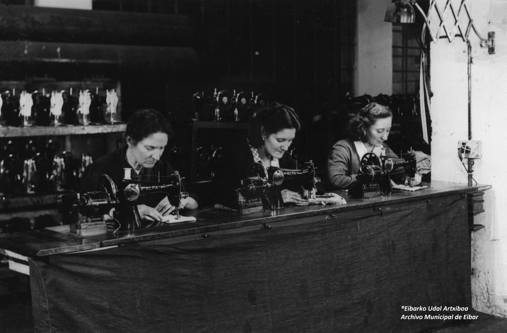 El libro "Las aportaciones de las mujeres en la industria de Eibar" se presentará el 13 de marzo en Portalea. Mujeres trabajando. Fotografía: Archivo Municipal de Eibar.