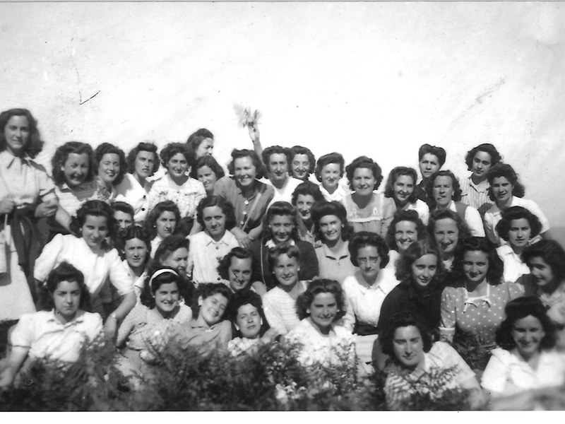 Mercedes Kareaga con algunas de las componentes de la Asociación Goi Argi de  Eibar. Foto: Fondo Tere Gantxegi