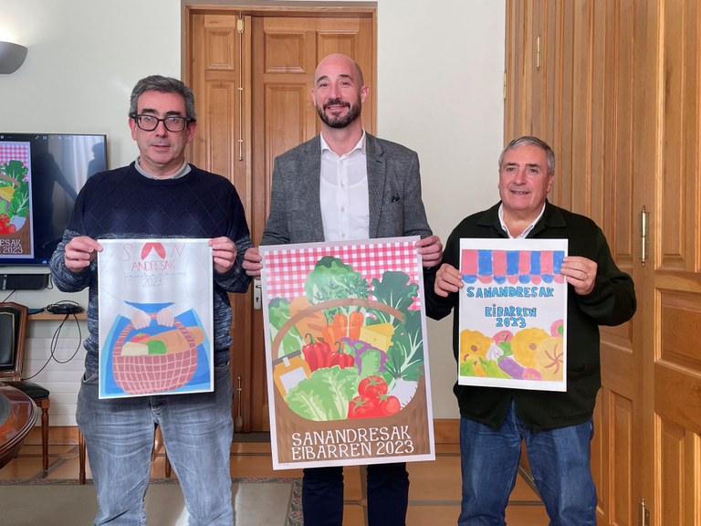 En la imagen, el responsable técnico del Área de Cultura, José Luis González, el alcalde Jon Iraola, y el concejal de Festejos y Euskera, Patxi Lejardi.