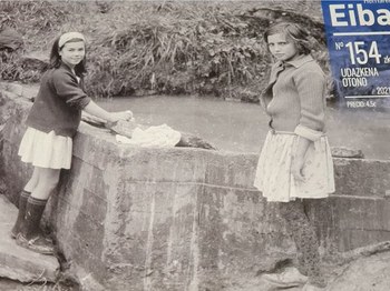 Jóvenes en el lavadero, 1966 (Archivo Municipal de Eibar).