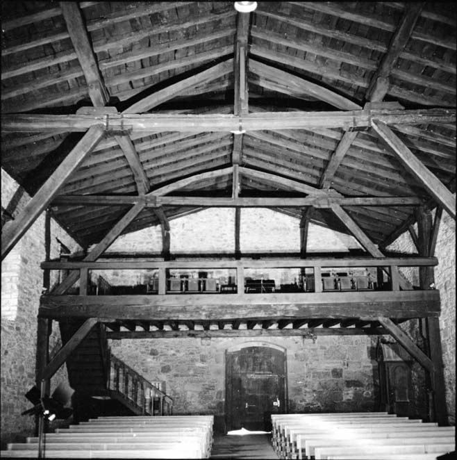 El video "Eibarko ermitak historiaren lekuko" está disponible en esta web desde hoy, día del Euskera. Parte del coro de la iglesia de Azitan.