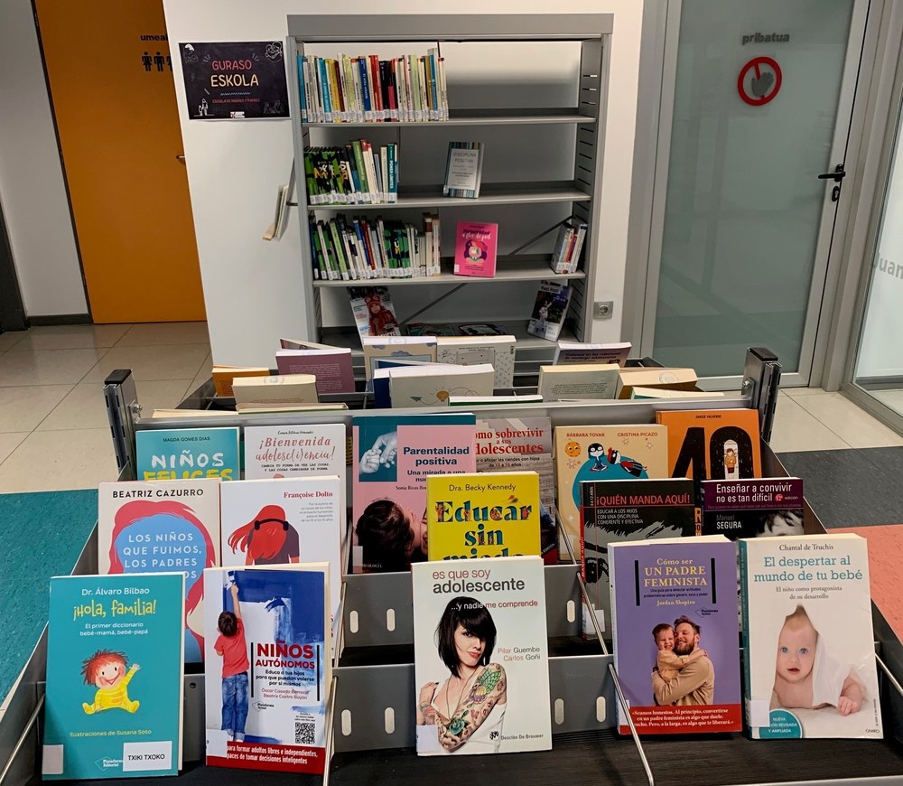 Escuela de madres y padres: nuevo centro de interés en la biblioteca municipal Imagen del centro de interés