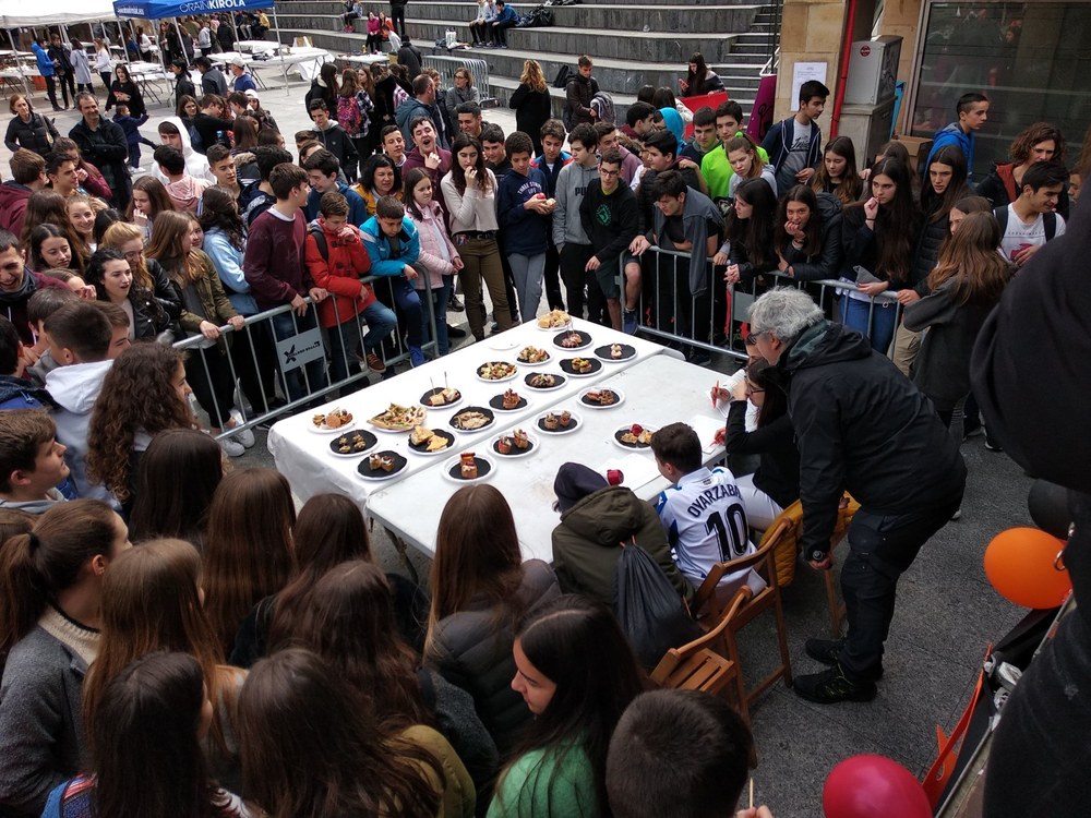 Euskalgunea. La plaza de Unzaga fué el viernes pasado un lugar para disfrutar en euskera