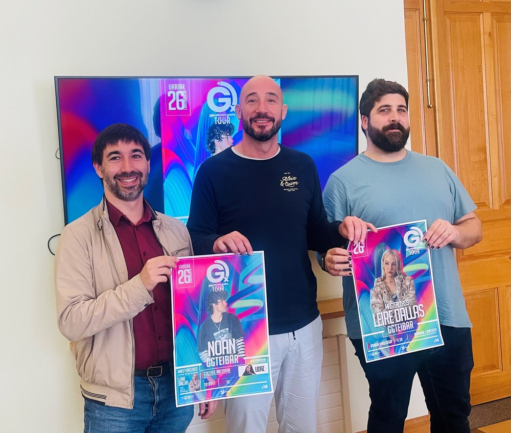 En la imagen, Isaac Palencia, director Foral de Juventud, el alcalde de Eibar Jon Iraola y el concejal de cultura y juventud, Andoni Zabala.