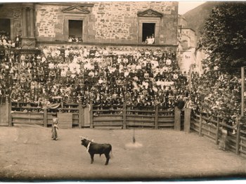 El arcabucero de la casa-torre de Untzaga,  arriba,  a la derecha. Foto: Román Ortuoste (Archivo Municipal de Eibar).