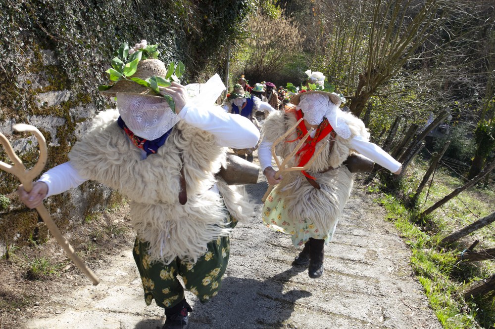 Kezka Dantza Taldea saldrá el 19 de febrero con sus enmascarados a los barrios rurales de Mandiola y Gorosta. Foto: 2019ko koko-dantzak. CC-Felipe Loyola