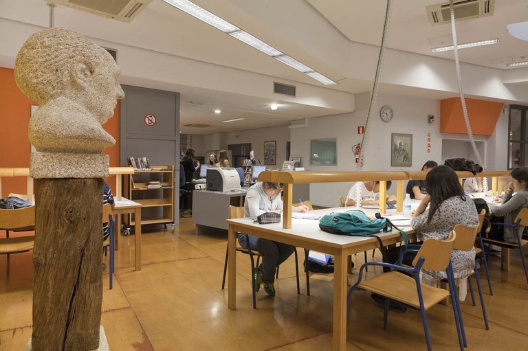 La Biblioteca municipal de Eibar amplía temporalmente el horario de la sala de estudios.
