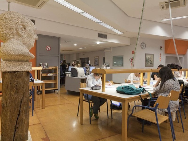 La Biblioteca municipal de Eibar amplía temporalmente el horario de la sala de estudios.