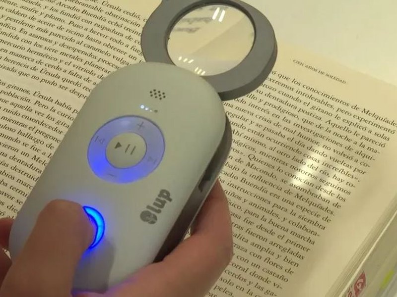 La Biblioteca Municipal Juan San Martin de Eibar incorpora una lupa inteligente para mejorar la accesibilidad a la lectura