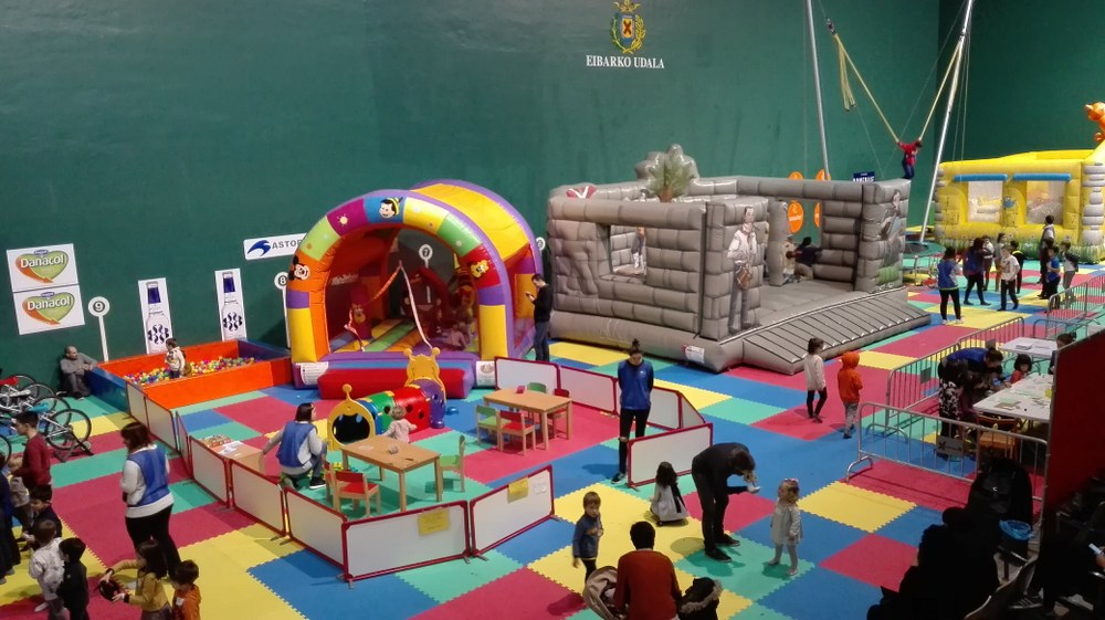 La campaña anual de Navidad traerá consigo en los próximos días el parque infantil Astelena, la pista de patinaje y la feria de atracciones para los/as más pequeños/as Imagen de archivo del txiki park del frontón Astelena.