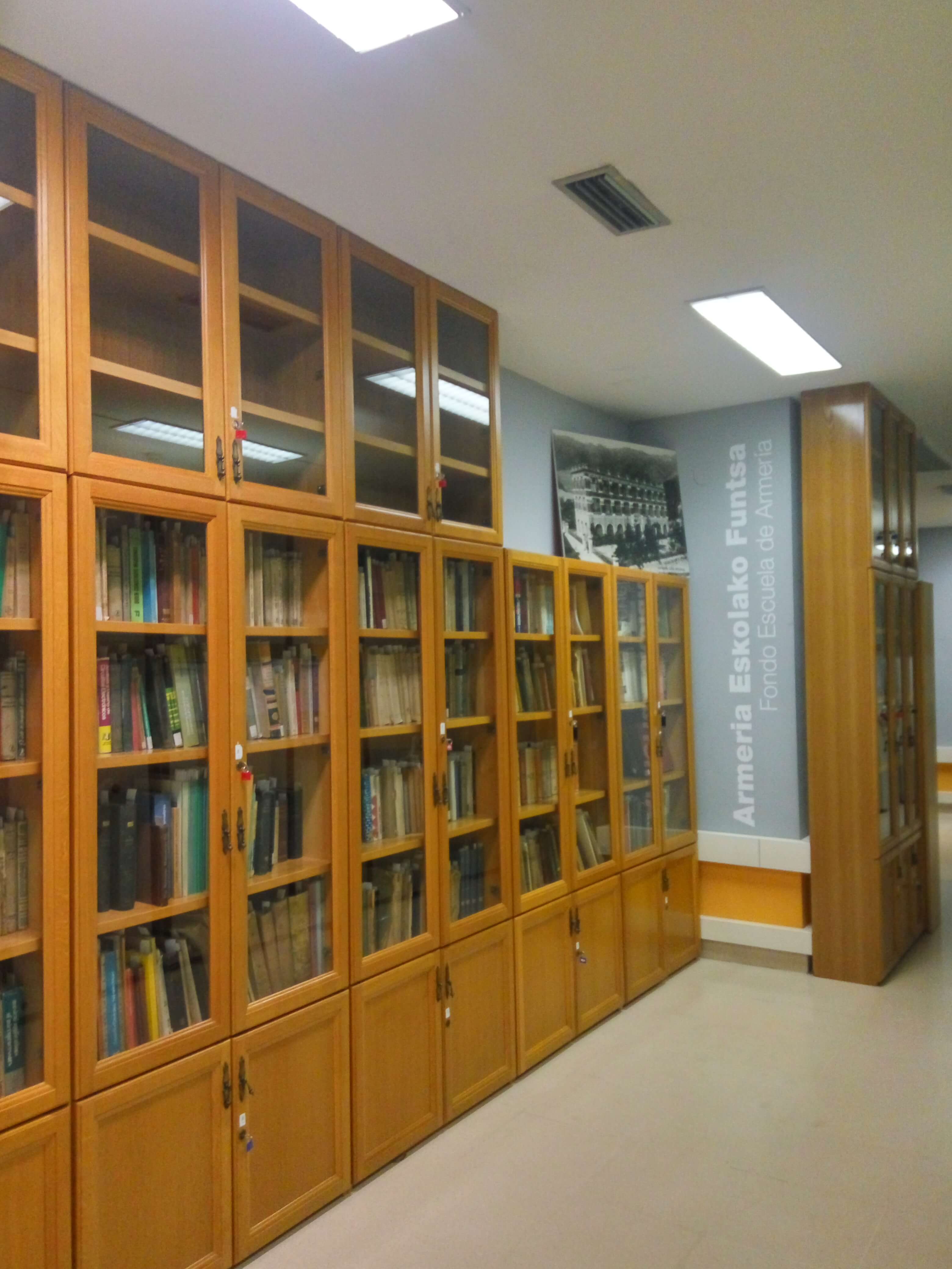 La Escuela de Armería cede parte de su fondo bibliográfico a la Biblioteca Municipal Juan San Martín