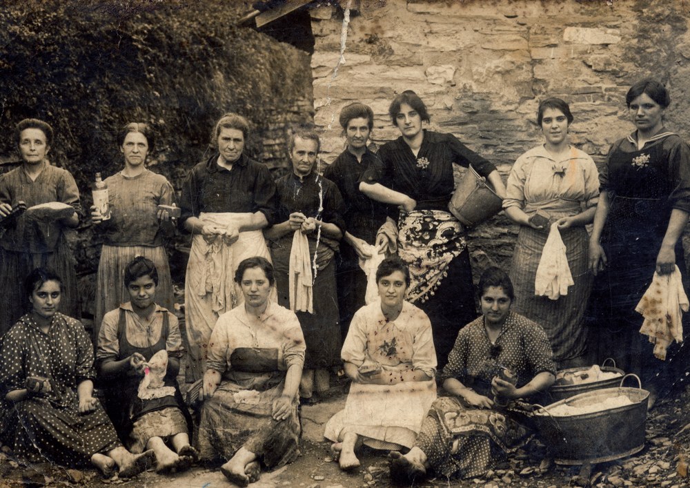 La exposición "Un largo camino hacia la igualdad: las mujeres en el siglo XX" se inaugurará el 3 de marzo en Portalea Las lavanderas del lavadero de Ardanza a principios del s. XX con los elementos de su oficio. Fotografía: Colección Rosario Aramburu (cedida a Ego Ibarra).