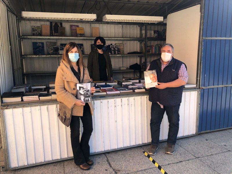 La Feria del Libro y del Disco tendrá lugar del 30 de octubre al 8 de noviembre Representantes y empleados/as municipales en la inauguración de La Feria del Libro y del Disco.