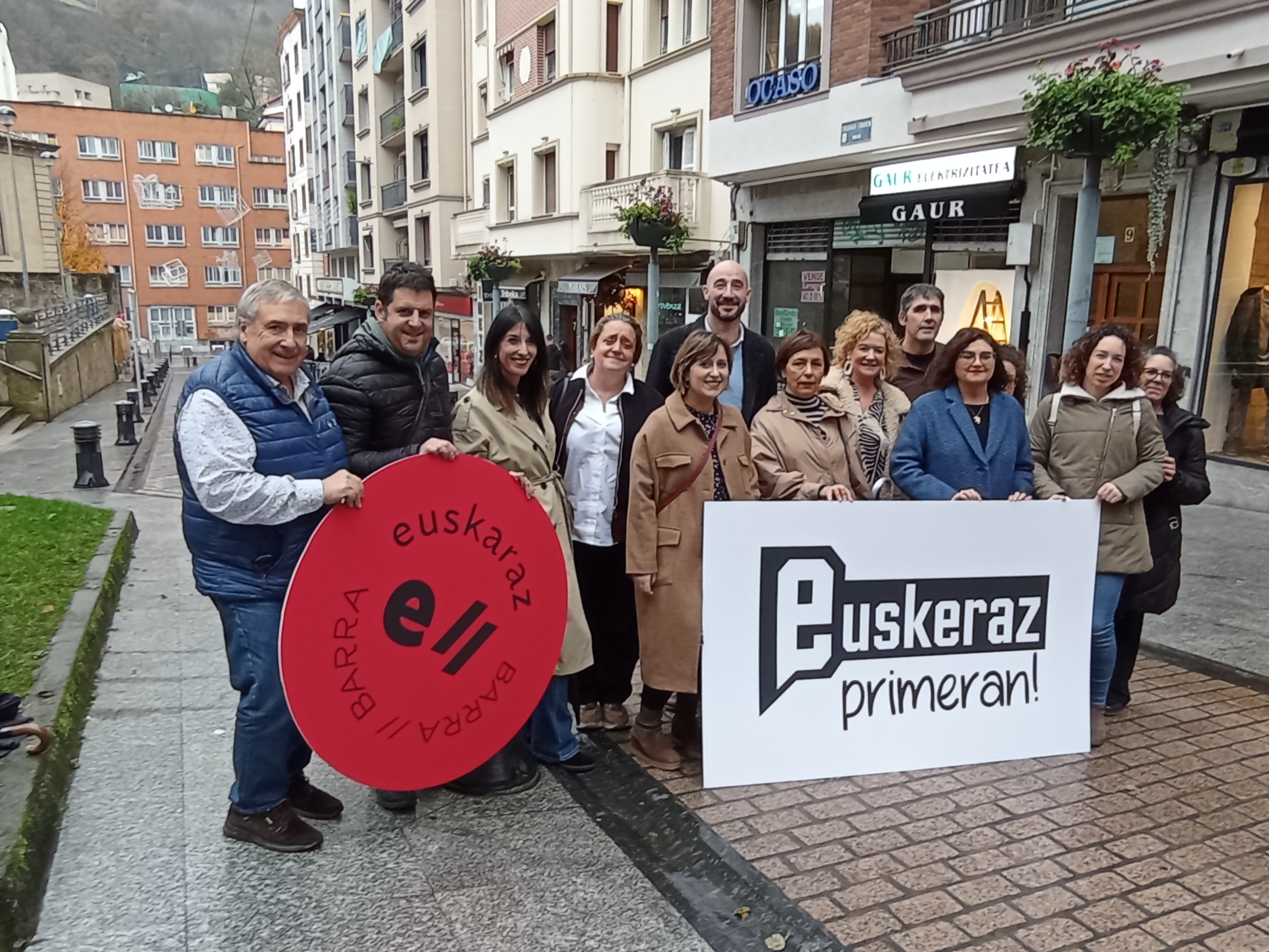 La marca Euskaraz barra-barra ya está en comercios y bares de Eibar junto con el distintivo Euskeraz Primeran! 