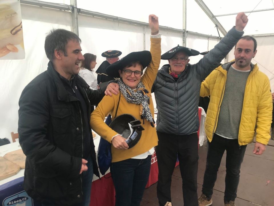 La pareja formada por Norberto Ojanguren y Ana Cristina Laskurain, de la Sociedad Torrepe, ganadora del XXVII Concurso de Bacalao "Gran Premio San Andrés"