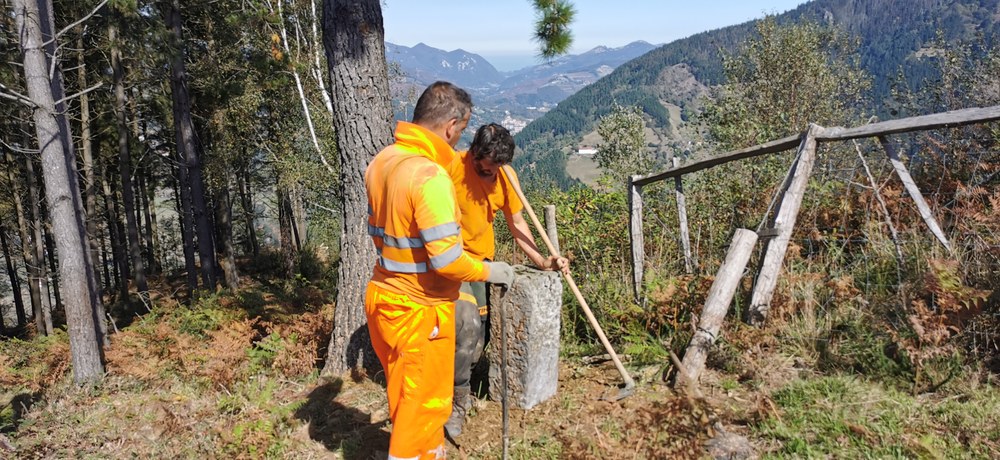 La reparación de los mojones en los límites de Eibar, Soraluze, Bergara y Elgeta se realizó los días 4 y 5 de octubre Reponiendo mojones (octubre 2022) (Foto: Julian Etxeberria)