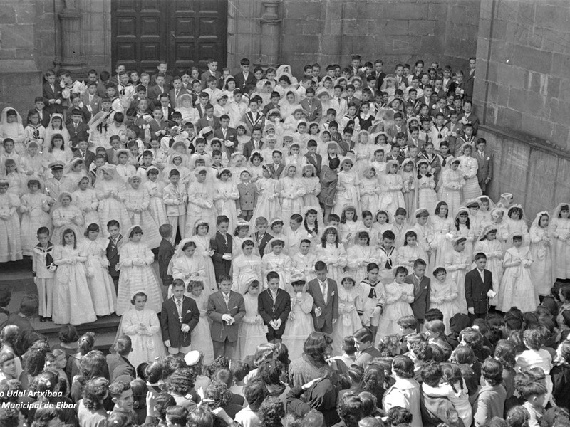 Comuniones en la parroquia de San Andrés (1956-05-06). Archivo Municipal de Eibar (Fondo Plazaola).
