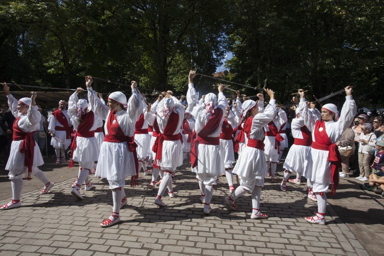 Las danzas de la Virgen de Arrate de Eibar: una tradición para el siglo XXI implantada en el año 2005 por el grupo de baile Kezka que se celebrará el 8 de septiembre.