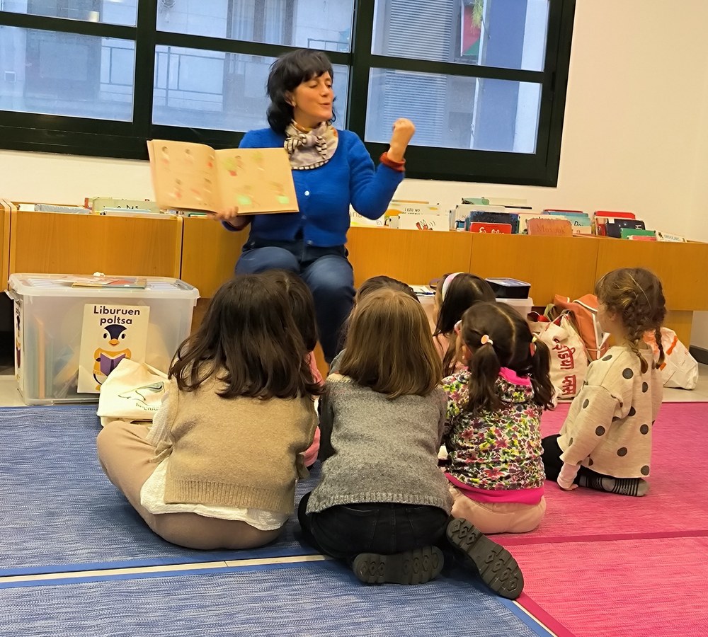 Liburuen poltsa: club de lectura para familias Foto de una de las sesiones del club