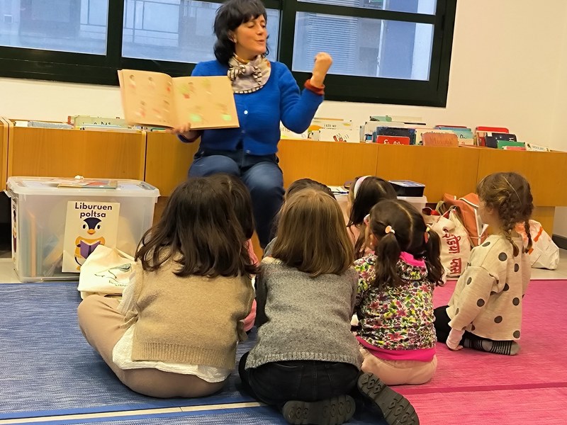 Liburuen poltsa: club de lectura para familias