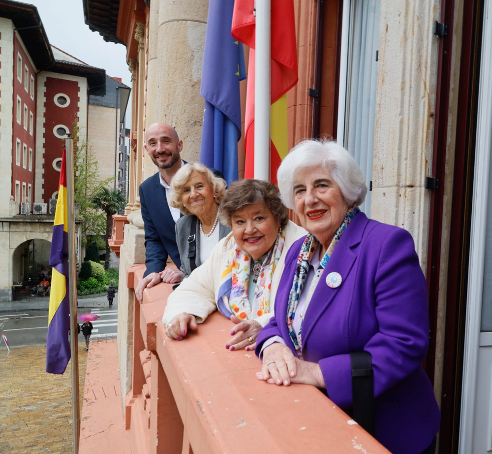 El alcalde, Jon Iraola, acompañado de Manuela Carmena, Cristina Almeida y Paca Sauquillo.