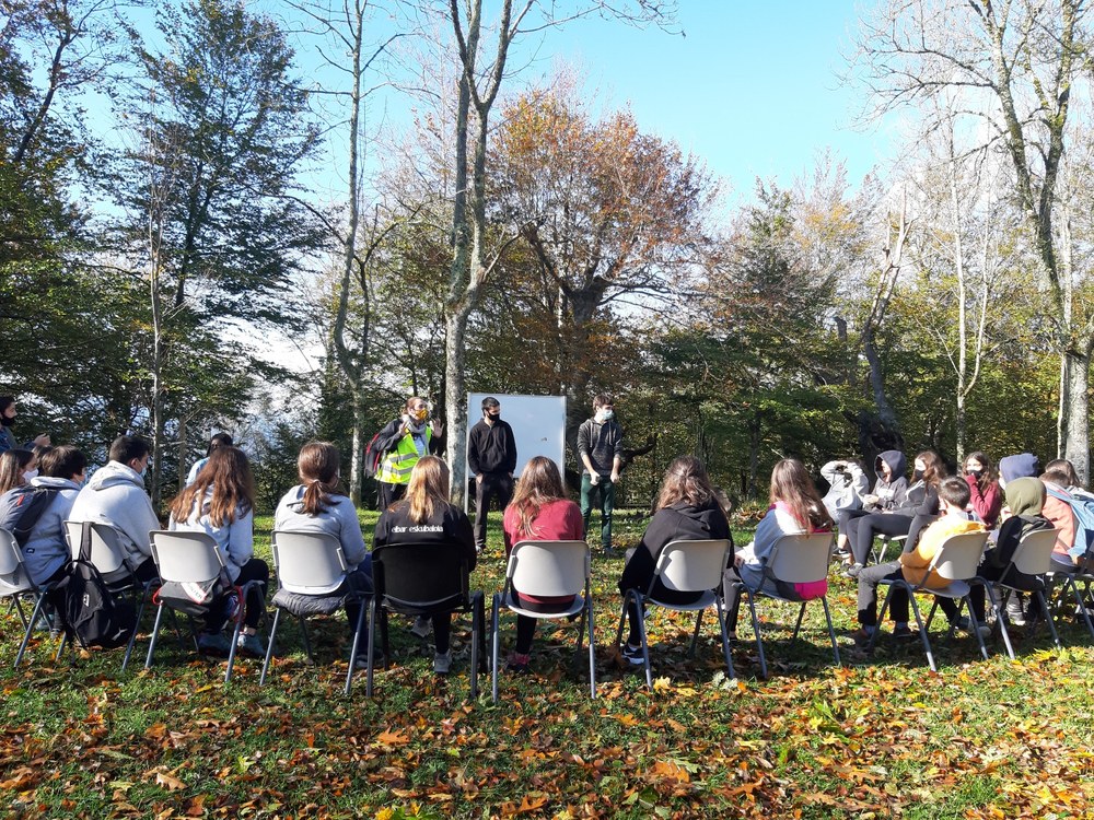 El alumnado de IES Eibar BHI ha estado presente en la Colonia de Arrate Una de las actividades organizadas fué la sesión de bertsolaritza