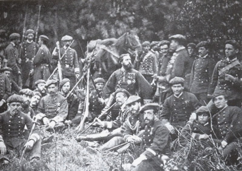 Los Fueros y las guerras carlistas. ¿Qué fueron? ¿Cómo afectaron a Eibar? Carlos VII (en el centro) con miembros de su Estado Mayor y soldados durante la Tercera Guerra Carlista. La foto fue tomada, posiblemente, por Gaspard-Félix Tournachon (Nadar) y publicada en 1880-1890 como postal de propaganda carlista. Foto: Wikimedia Co