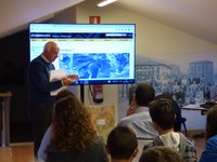 "Los mojones, esos mudos testigos de nuestra historia" con el Archivo abarrotado de público